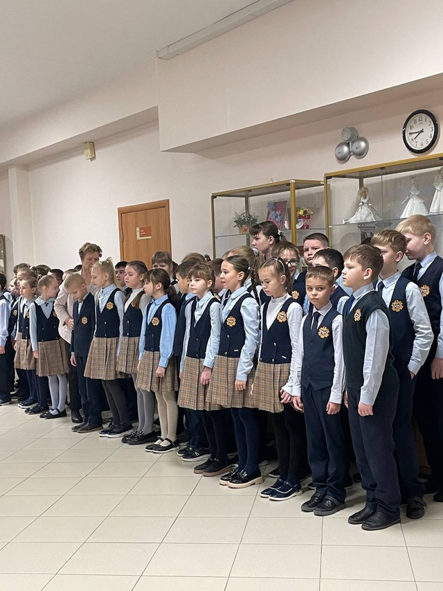 Торжественная линейка посвященная поднятию флага РФ..
